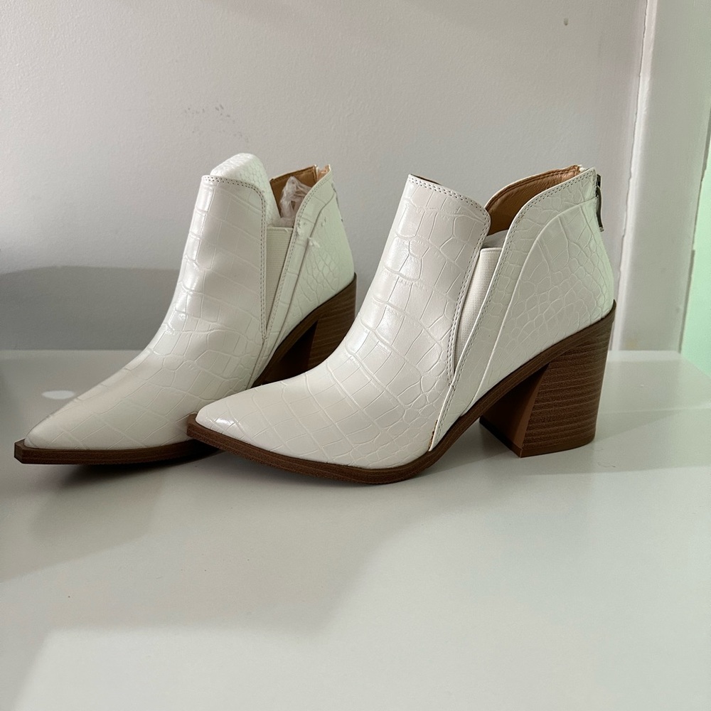 NWT white boots with chunky heel